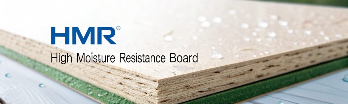 ภาพอินโฟกราฟิกแสดงคำว่า HMR พร้อมคำเต็ม High Moisture Resistance และคำแปลภาษาไทย ‘ไม้ปาติเกิลทนความชื้นสูง’ ด้านขวาเป็นภาพแผ่นไม้ตัดให้เห็นสามชั้น ได้แก่ ผิวไม้ด้านบน เนื้อปาติเกิลตรงกลาง และชั้นเคลือบกันชื้นสีเขียวด้านล่าง มีหยดน้ำสีฟ้าแสดงคุณสมบัติทนความชื้น พื้นหลังสีเทาอ่อน