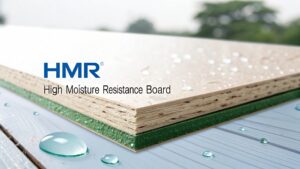 ภาพอินโฟกราฟิกแสดงคำว่า HMR พร้อมคำเต็ม High Moisture Resistance และคำแปลภาษาไทย ‘ไม้ปาติเกิลทนความชื้นสูง’ ด้านขวาเป็นภาพแผ่นไม้ตัดให้เห็นสามชั้น ได้แก่ ผิวไม้ด้านบน เนื้อปาติเกิลตรงกลาง และชั้นเคลือบกันชื้นสีเขียวด้านล่าง มีหยดน้ำสีฟ้าแสดงคุณสมบัติทนความชื้น พื้นหลังสีเทาอ่อน